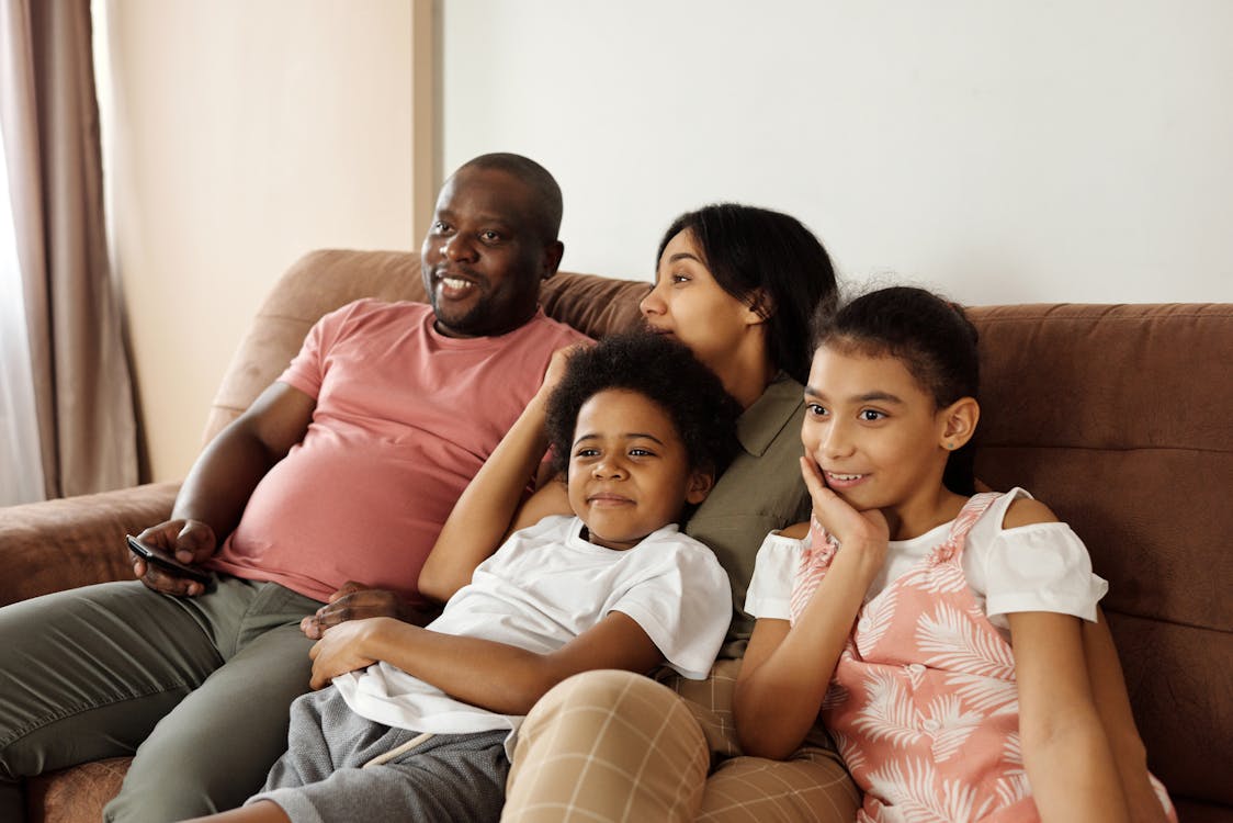Família assistindo TV com Unitv by TVPrati